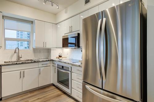 801-1152 Sunset Drive, Kelowna, BC - Indoor Photo Showing Kitchen With Upgraded Kitchen