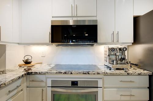 801-1152 Sunset Drive, Kelowna, BC - Indoor Photo Showing Kitchen With Upgraded Kitchen