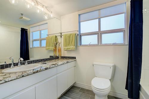 801-1152 Sunset Drive, Kelowna, BC - Indoor Photo Showing Bathroom