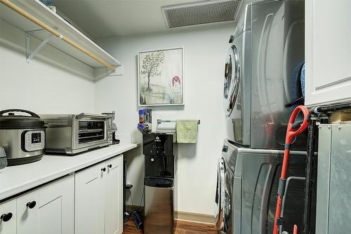 801-1152 Sunset Drive, Kelowna, BC - Indoor Photo Showing Laundry Room