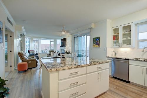 801-1152 Sunset Drive, Kelowna, BC - Indoor Photo Showing Kitchen With Upgraded Kitchen