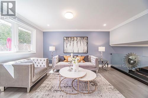 878 Silver Birch Trail, Mississauga, ON - Indoor Photo Showing Living Room