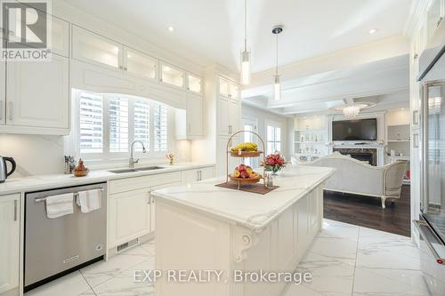 1 Battersea Crescent, Toronto, ON - Indoor Photo Showing Kitchen With Upgraded Kitchen