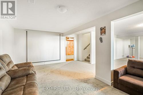 900 Duxbury Lane, Ottawa, ON - Indoor Photo Showing Living Room