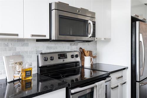 905 71 Roslyn Road, Winnipeg, MB - Indoor Photo Showing Kitchen