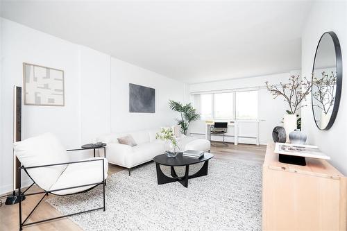 905 71 Roslyn Road, Winnipeg, MB - Indoor Photo Showing Living Room