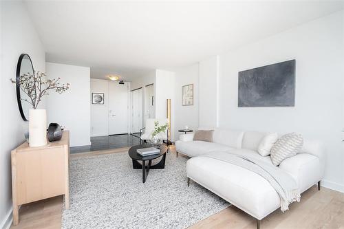 905 71 Roslyn Road, Winnipeg, MB - Indoor Photo Showing Living Room