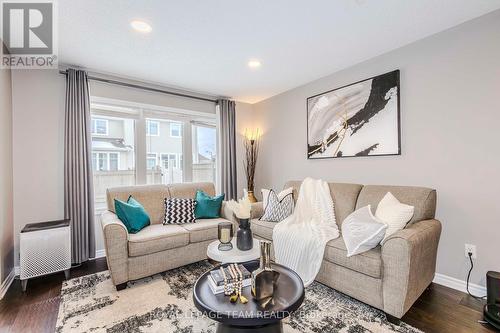 302 Song Sparrow Crescent N, Ottawa, ON - Indoor Photo Showing Living Room