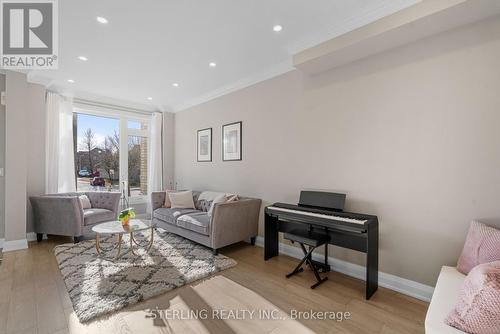 206 Bur Oak Avenue, Markham, ON - Indoor Photo Showing Living Room