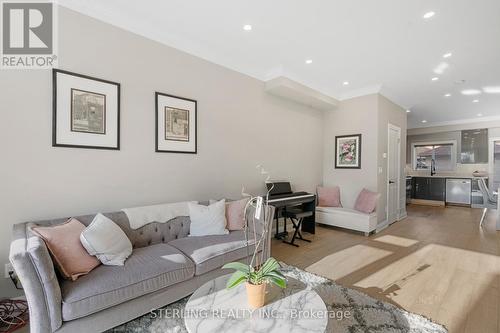 206 Bur Oak Avenue, Markham, ON - Indoor Photo Showing Living Room