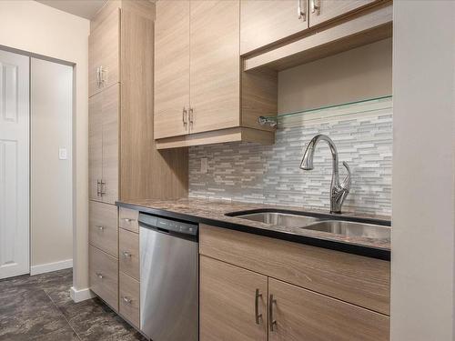 302-550 Bradley St, Nanaimo, BC - Indoor Photo Showing Kitchen With Double Sink With Upgraded Kitchen