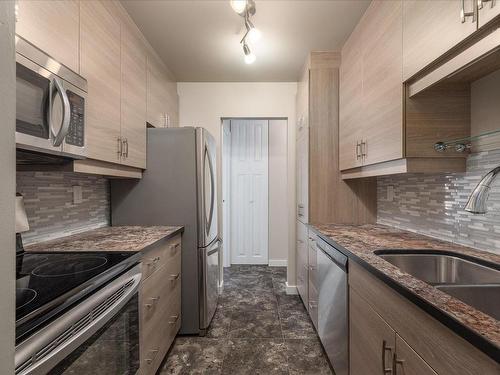 302-550 Bradley St, Nanaimo, BC - Indoor Photo Showing Kitchen With Double Sink