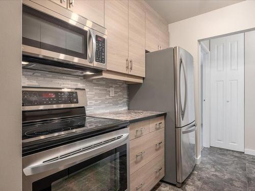 302-550 Bradley St, Nanaimo, BC - Indoor Photo Showing Kitchen