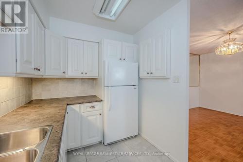 205 - 212 Kerr Street, Oakville, ON - Indoor Photo Showing Kitchen