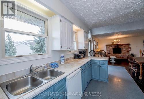 155 Settlers Way, Blue Mountains (Blue Mountain Resort Area), ON - Indoor Photo Showing Kitchen With Double Sink