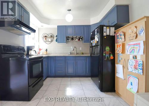 142 Royal Salisbury Way, Brampton, ON - Indoor Photo Showing Kitchen