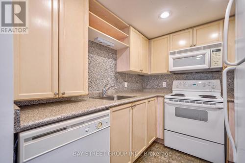 2016 - 8 Park Road, Toronto, ON - Indoor Photo Showing Kitchen