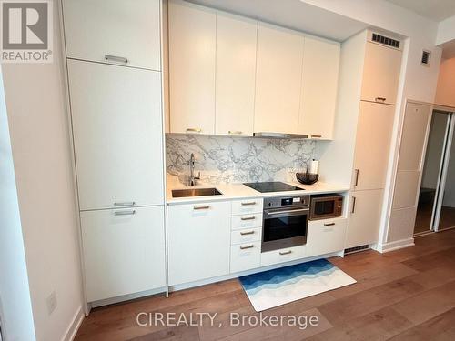 1217 - 38 Honeycrisp Crescent, Vaughan, ON - Indoor Photo Showing Kitchen With Upgraded Kitchen