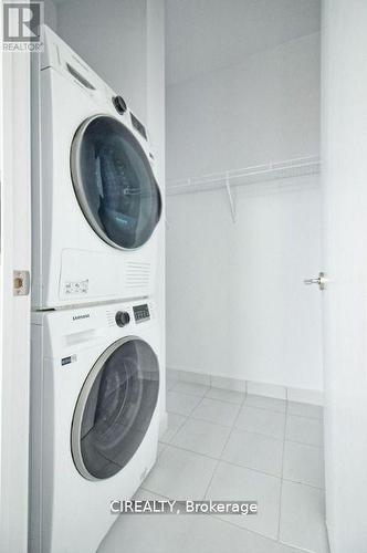 1217 - 38 Honeycrisp Crescent, Vaughan, ON - Indoor Photo Showing Laundry Room