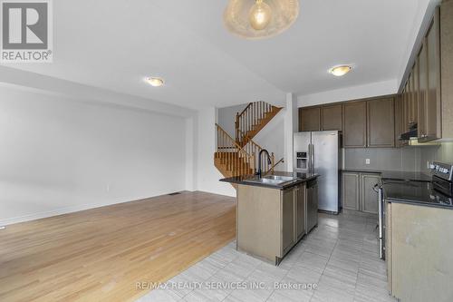 19 Sky Harbour Drive, Brampton, ON - Indoor Photo Showing Kitchen