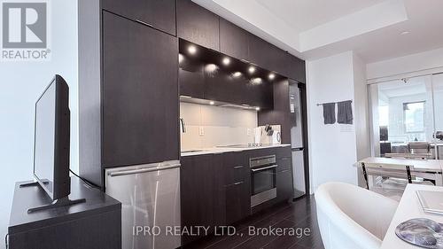 805 - 170 Sumach Street, Toronto, ON - Indoor Photo Showing Kitchen