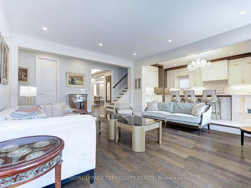 590 Hancock Way, Mississauga, ON - Indoor Photo Showing Living Room