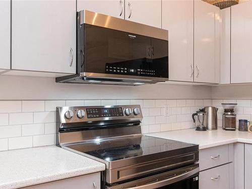 301-76 Gorge Rd West, Saanich, BC - Indoor Photo Showing Kitchen