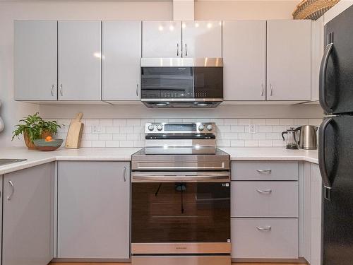 301-76 Gorge Rd West, Saanich, BC - Indoor Photo Showing Kitchen