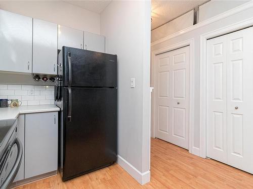 301-76 Gorge Rd West, Saanich, BC - Indoor Photo Showing Kitchen