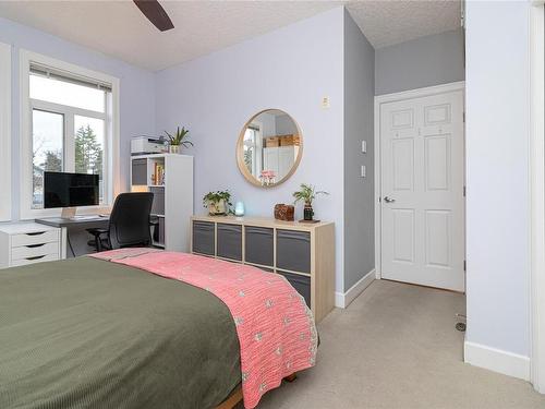 301-76 Gorge Rd West, Saanich, BC - Indoor Photo Showing Bedroom