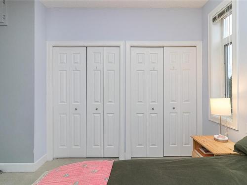 301-76 Gorge Rd West, Saanich, BC - Indoor Photo Showing Bedroom