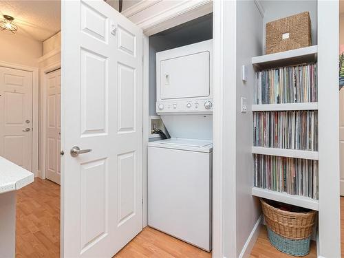 301-76 Gorge Rd West, Saanich, BC - Indoor Photo Showing Laundry Room