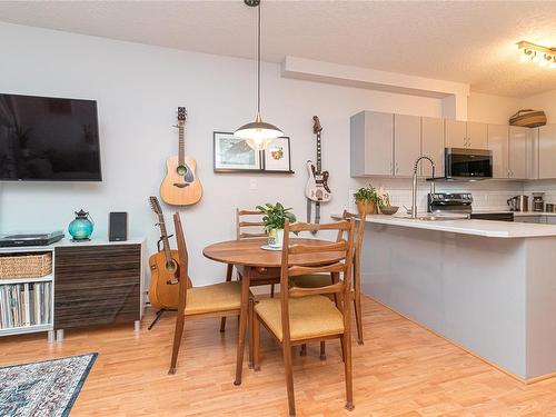 301-76 Gorge Rd West, Saanich, BC - Indoor