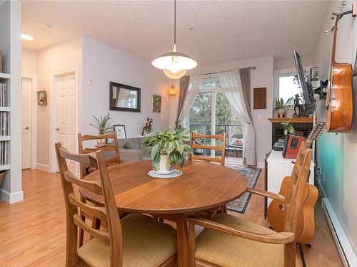 301-76 Gorge Rd West, Saanich, BC - Indoor Photo Showing Dining Room