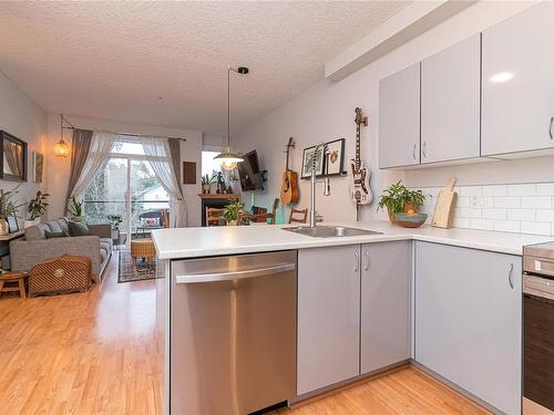 301-76 Gorge Rd West, Saanich, BC - Indoor Photo Showing Kitchen