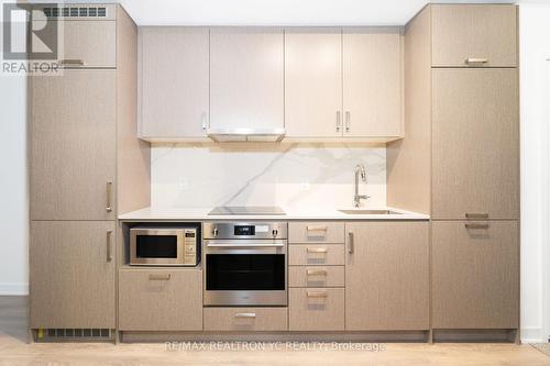 701 - 60 Honeycrisp Crescent S, Vaughan, ON - Indoor Photo Showing Kitchen