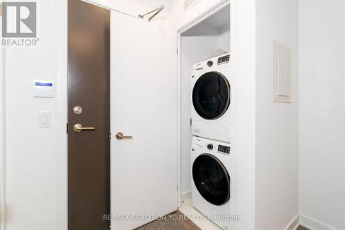 701 - 60 Honeycrisp Crescent S, Vaughan, ON - Indoor Photo Showing Laundry Room