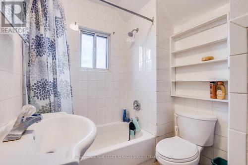 109 Sanford Avenue N, Hamilton, ON - Indoor Photo Showing Bathroom