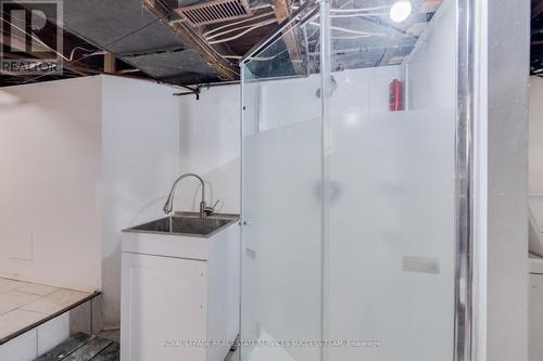 109 Sanford Avenue N, Hamilton, ON - Indoor Photo Showing Bathroom