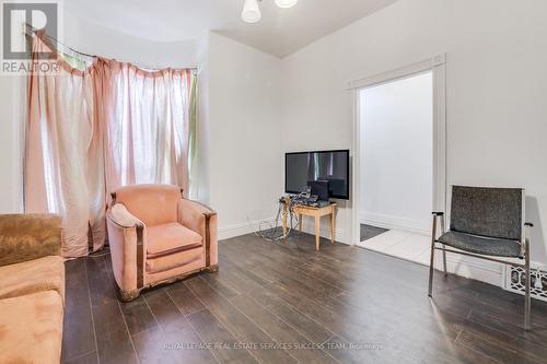 109 Sanford Avenue N, Hamilton, ON - Indoor Photo Showing Living Room