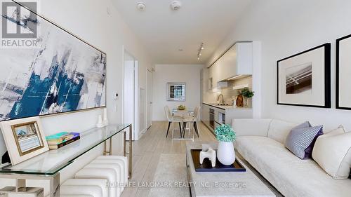 5011 - 950 Portage Parkway, Vaughan, ON - Indoor Photo Showing Living Room