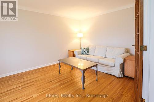 58 Highcourt Crescent, St. Catharines (442 - Vine/Linwell), ON - Indoor Photo Showing Living Room