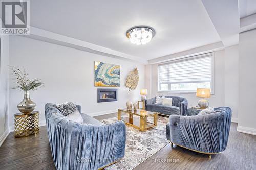 40 Conklin Crescent, Aurora, ON - Indoor Photo Showing Living Room