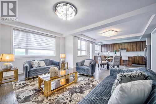 40 Conklin Crescent, Aurora, ON - Indoor Photo Showing Living Room