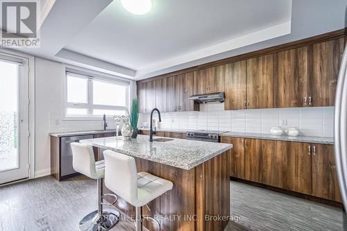 40 Conklin Crescent, Aurora, ON - Indoor Photo Showing Kitchen