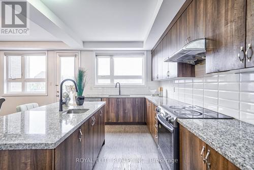 40 Conklin Crescent, Aurora, ON - Indoor Photo Showing Kitchen With Upgraded Kitchen