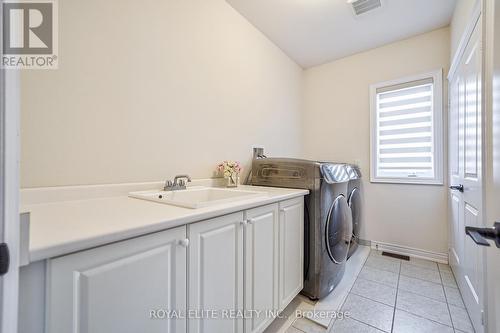 40 Conklin Crescent, Aurora, ON - Indoor Photo Showing Laundry Room