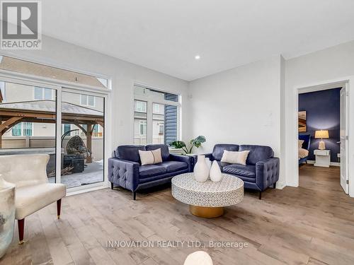 565 Bobolink Ridge, Ottawa, ON - Indoor Photo Showing Living Room