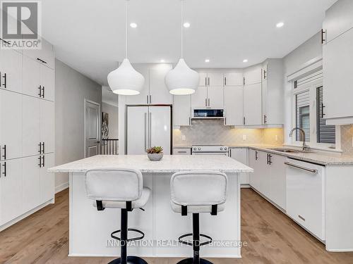 565 Bobolink Ridge, Ottawa, ON - Indoor Photo Showing Kitchen With Upgraded Kitchen