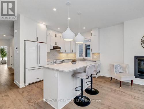 565 Bobolink Ridge, Ottawa, ON - Indoor Photo Showing Kitchen With Upgraded Kitchen